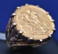 Lot 559 - An Edward VII gold sovereign, 1907, in 9ct....
