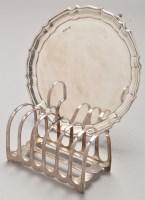 Lot 678 - A George V silver seven-bar toast rack, by...