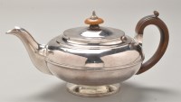 Lot 721 - A George IV silver teapot, by William Eley II,...