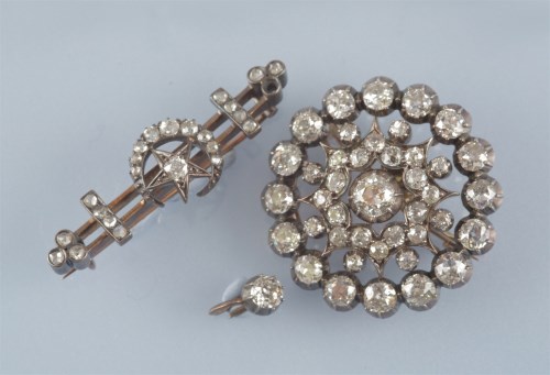 Lot 858 - A Victorian diamond cluster brooch, set...