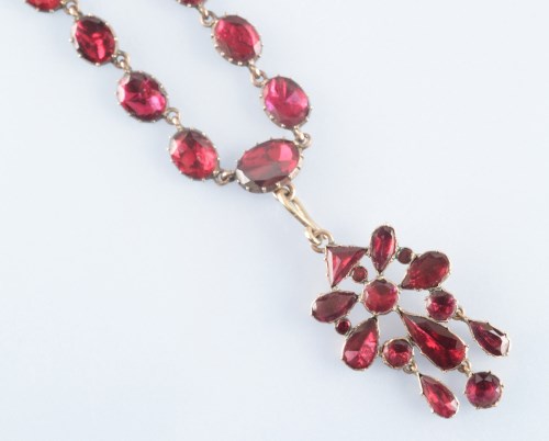 Lot 869 - A 19th Century garnet necklace, the single row...