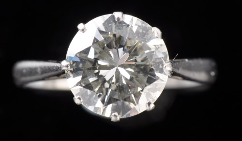 Lot 956 - A single stone diamond ring, the brilliant cut...