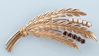 Lot 996 - A garnet, cultured pearl and yellow metal...