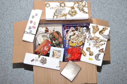Lot 726 - A large quantity of costume jewellery, to...