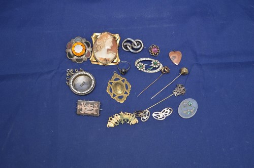 Lot 744 - A quantity of costume and other jewellery,...