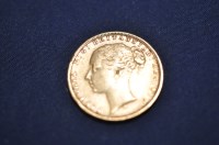 Lot 31 - A Victorian gold sovereign, 1876, young bust.