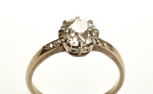 Lot 783 - A solitaire diamond ring, the old brilliant...