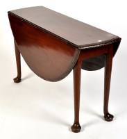 Lot 926 - A George III mahogany circular drop leaf...