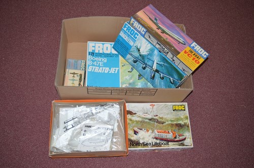Lot 266 - Frog model constructor kits, to include: a...