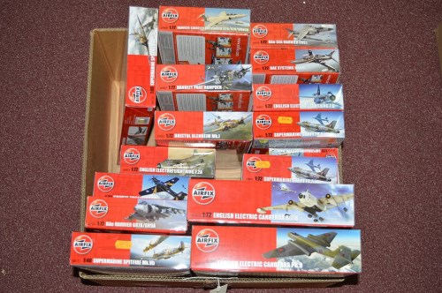 Lot 303 - Airfix model construction kits: red box 1:72,...