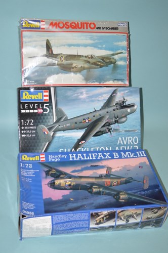 Lot 425 - Revelle model constructor kits, to include: a...